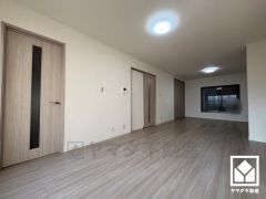 プライバシー・採光に配慮された広々18帖の2階リビングが魅力。家族全員がリラックスできる、ゆったりとした快適リビングで温かい団らんの時間を。