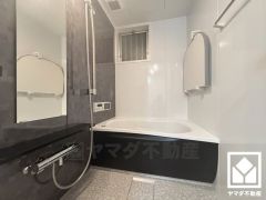 1日の疲れを癒す浴室でゆったりリフレッシュ。小窓が付いているので、こもりがちな湿気もすぐ取り除くことができます。