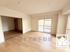 LDKは約14.8帖。隣接する約4.9帖の洋室との一体利用も可能です。
