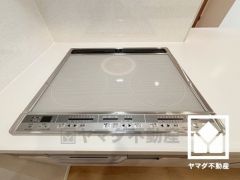 安全性と使いやすさを兼ね備えたIHクッキングヒーターで快適なキッチンライフ。お手入れもラクラクです。