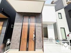 ドアのスリット窓から光が差し込み、外出時にも帰宅時にも、明るい気持ちになれる玄関です。