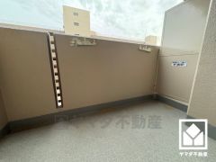 下階の南東側に1か所、上階の南東・北西側に2か所、計3か所バルコニーがございますので、お洗濯物もたっぷりと干すことができます。