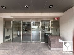 上質な素材と洗練されたデザインが織りなすエントランス。住まう人の誇りを感じさせる、優雅な迎えの空間。