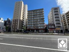 北側は国道2号線に面しており車での移動もしやすい立地です。周辺には飲食店やお買い物施設が複数立ち並んでおり、たいへん利便性の高い住環境となっています。