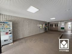 心地よい空間が広がる、清潔で美しいロビー。