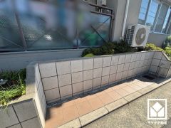 玄関の壁面はお出かけの前のチェックにも便利な大きな鏡付きです。