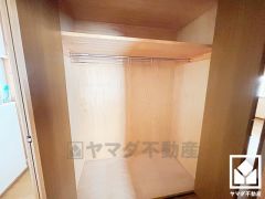 新たに家具を買わなくても良いので、ハンガーパイプ付きのクローゼットは嬉しいですね。