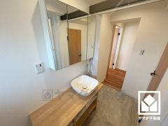 収納付きでスッキリお使い頂ける3面鏡の洗面台です。カウンターが広めなので、忙しい朝でも身支度がしやすく時短になります。