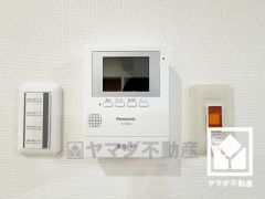 突然の来訪時でも安心なモニター付きインターホンを完備。お留守番中のお子様でも簡単に来訪者の確認ができます。