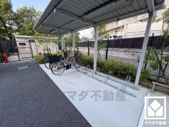 サイクルラックの設置された駐輪場を完備。スッキリ整理されて、自転車同士の接触や転倒の心配がございません。