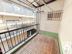 屋根付きなので急な雨の日も安心ですね。