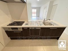 フラットタイプのカウンターキッチンなので配膳や片付けがしやすく、お料理中でもお子様の様子が分かって安心です。毎日の家事の負担を軽減でき、水道代の節約にもなる食器洗乾燥機付き。