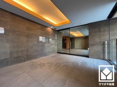 上質な素材と洗練されたデザインが織りなすエントランス。住まう人の誇りを感じさせる、優雅な迎えの空間。