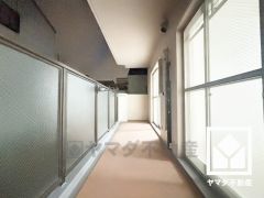 南北両面バルコニーで陽当たり、風通し良好。南側は広々としているため、お洗濯物をたっぷりと干す事ができます。