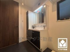 収納豊富なトールキャビネット付きでスッキリお使い頂ける3面鏡の洗面台です。洗面ボウルが広めなので、忙しい朝でも身支度がしやすく時短になります。