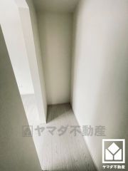 収納力豊富なウォークインクローゼット付き。お洋服はもちろん、スーツケースなどの大物もしっかり収納できます。