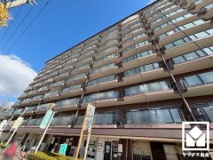 バスケットゴール付きの広々としたグラウンドなどが整備された「浜戎公園」も徒歩5分ほどの距離にあり、スポーツなどの運動もしやすい住環境です。