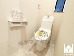 明るく清潔感溢れるトイレです。2連トイレットペーパーホルダーなのでお取替えの手間が軽減できます。