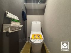 明るく清潔感溢れるトイレです。2連トイレットペーパーホルダーなのでお取替えの手間が軽減できます。