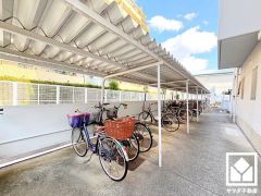 屋根付き駐輪場なので、雨や風、直射日光から自転車を守ることができます。バイク置き場もございます。