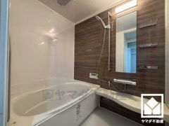 1日の疲れを癒す浴室でゆったりリフレッシュ。ナチュラルな木目調のアクセントパネルは落ち着いた雰囲気を演出してくれます。