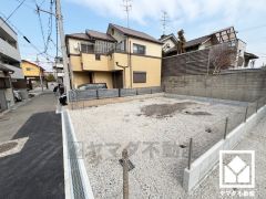 キッチンには床下収納もあり、災害時の非常食や食料品のストックなども保存できます。