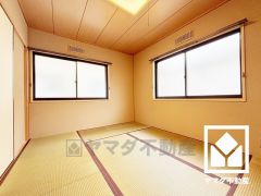 陽光がたっぷり差し込む洗練された和室。温かみのある畳のスッキリとしたデザインが、暮らしを心地よく彩ります。