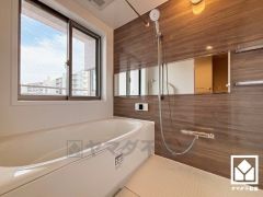 1日の疲れを癒す浴室でゆったりリフレッシュ。ナチュラルな木目調のアクセントパネルは落ち着いた雰囲気を演出してくれます。鏡が横長なので、お子様でも見やすく便利です。