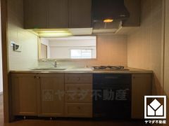 毎日の料理がもっとスムーズになる、便利な3口コンロ付き。（リフォーム前の写真となります。2025年10月24日ガスキッチン入替済）