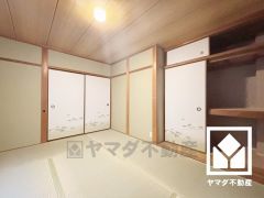 約6.5帖の和室です。畳の香りに包まれる、心落ち着く和の空間。忙しい日常の中で、ほっと一息つける癒しの住まい。