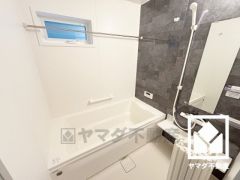 1日の疲れを癒す浴室でゆったりリフレッシュ。小窓が付いているので明るく、こもりがちな湿気もすぐ取り除くことができます。