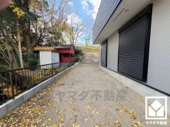 広々としたお庭があるから、子どもたちは思いきり走り回れる。休日は家族でバーベキューやプール遊びを楽しめる、笑顔あふれる住まい。