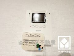 突然の来訪時でも安心なモニター付きインターホンを完備。お留守番中のお子様でも簡単に来訪者の確認ができます。録画機能付きなので後から確認も可能です。