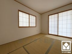 約6.5帖の1階和室です。陽光がたっぷり差し込む洗練された和の空間。温かみのある畳のスッキリとしたデザインが、暮らしを心地よく彩ります。