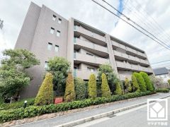 重厚感のあるファサードが、洗練された暮らしを予感させる。品格あるデザインが魅力のマンション。