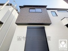 リビング北西側の窓はシャッター雨戸付きでセキュリティやプライバシーにも配慮されています。台風などによる飛来物からの保護、また防音・断熱効果もあり居住性を高めます。