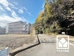 南側すぐの距離に県道606号線が通っています。阪神高速豊中南インターチェンジも近く、車での移動にも便利な立地です。