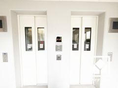 複数基のエレベーターを設置し、待ち時間を短縮。快適な住まいへのアクセスをスムーズに。