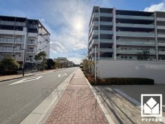 「ドラッグユタカ浜甲子園店」まで徒歩5分、「ライフ浜甲子園店」まで徒歩6分、「ローソン西宮枝川町店」まで徒歩6分など、お買い物施設が徒歩圏内に複数あり便利な住環境です。