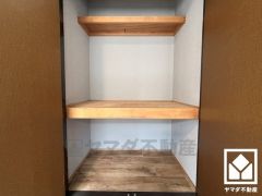 奥行きがあるので、収納力も申し分ありません。お洋服はもちろん、スーツケースなどの大物もしっかり収納できます。