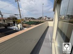 西向きバルコニーで陽当たり、風通し良好。広々としているため、お洗濯物をたっぷりと干す事ができます。