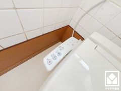 温水洗浄便座付きで、季節を問わずいつでも温かい便座をお使いいただけます。