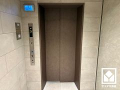 スムーズな移動を叶えるエレベーター。忙しい朝も快適に、ストレスフリーな暮らしをサポート。防犯カメラが設置されておりセキュリティに配慮されています。