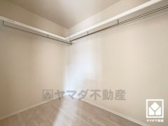 収納力豊富なウォークインクローゼット付き。お洋服はもちろん、スーツケースなどの大物もしっかり収納できます。