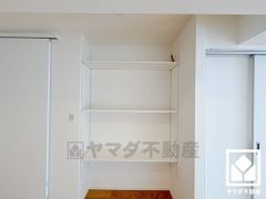 リビングにも大きな稼働棚が設置されており、住空間を広々お使いいただけます。