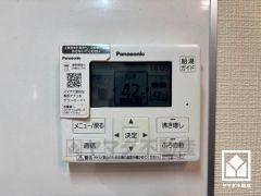 エコキュート搭載。ヒートポンプ技術で効率よくお湯を沸かすため、電気代がお得になります。火を使わないので安全性が高く、断水時にも貯めてあるお湯を生活用水として使用することができます。