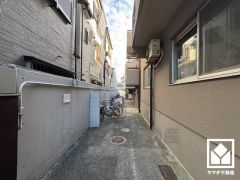 キッチン収納の多さもお料理を楽にしてくれるポイント。備え付けのカップボードがあり、スッキリとした空間が保てます。