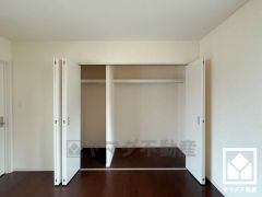 2階北側洋室です。新たに家具を買わなくても良いので、ハンガーパイプ付きのクローゼットは嬉しいですね。