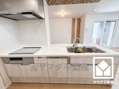 カウンターキッチンなので配膳や片付けがしやすく、お料理中でもお子様の様子が分かって安心です。