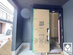 玄関が横向きでガレージの中にあるため道路から家の中が見えにくく、高いプライバシー性を確保できます。お子様の飛び出し防止にも効果的です。